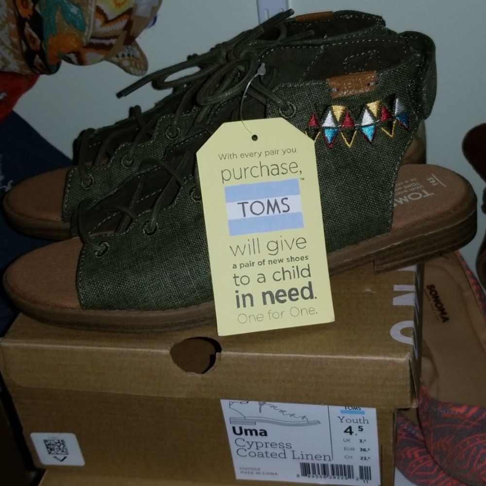Tom's sandals